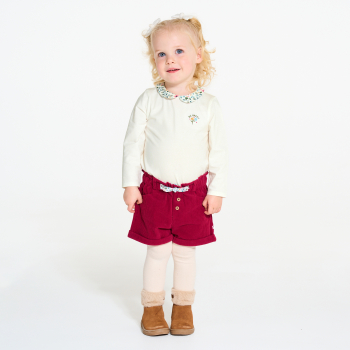 تيشيرت أبيض بياقة منمقة بالزهور للفتيات الصغيرات